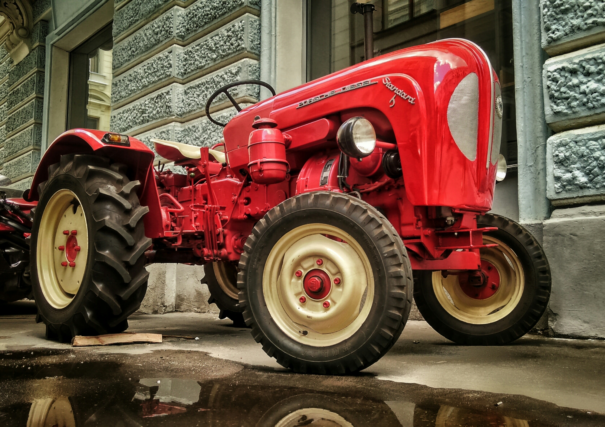 Про красный трактор. Красный трактор. Маленький красный трактор. Большой красный трактор. Красный трактор настоящий.